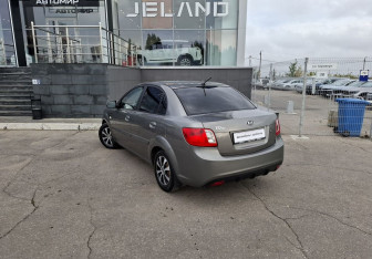 Подержанный автомобиль Kia Rio Sedan 2010 года (7 фото)