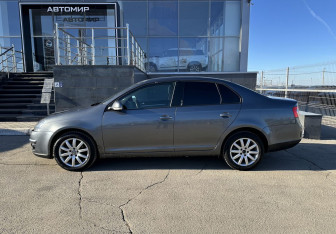 Подержанный автомобиль Volkswagen Jetta Sedan 2009 года (8 фото)