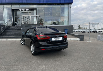 Подержанный автомобиль Ford Focus Sedan 2013 года (7 фото)
