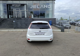 Подержанный автомобиль Ford Focus Hatchback 2010 года (6 фото)