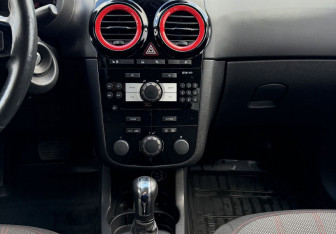 Подержанный автомобиль Opel Corsa 2011 года (11 фото)