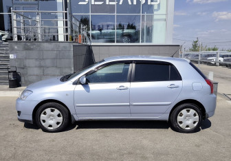 Подержанный автомобиль Toyota Corolla Hatchback 2006 года (8 фото)