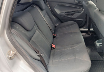 Подержанный автомобиль Ford Fiesta Hatchback 2010 года (12 фото)
