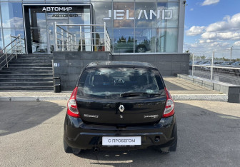 Подержанный автомобиль Renault Sandero 2011 года (6 фото)