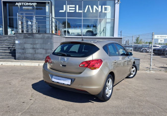 Подержанный автомобиль Opel Astra Hatchback 2012 года (5 фото)
