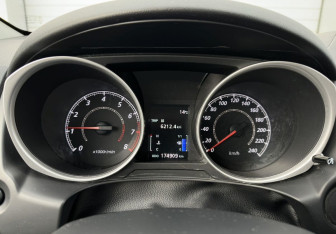 Подержанный автомобиль Mitsubishi ASX 2011 года (9 фото)