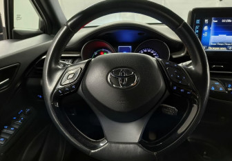 Подержанный автомобиль Toyota C-HR 2018 года (14 фото)