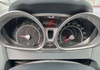Подержанный автомобиль Ford Fiesta Hatchback 2010 года (9 фото)
