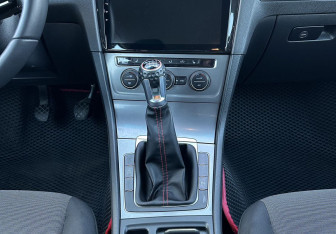 Подержанный автомобиль Volkswagen Golf Hatchback 2014 года (11 фото)