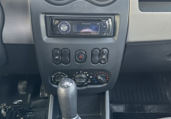 Подержанный автомобиль Renault Logan Sedan 2014 года (11 фото)