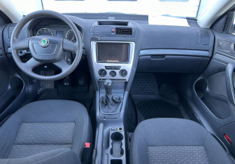 Подержанный автомобиль Skoda Octavia Liftback 2012 года (10 фото)