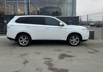 Подержанный автомобиль Mitsubishi Outlander 2012 года (4 фото)