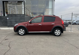 Подержанный автомобиль Renault Sandero 2012 года (8 фото)