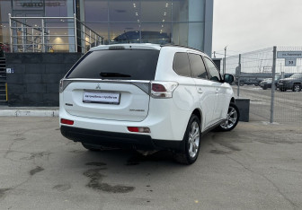 Подержанный автомобиль Mitsubishi Outlander 2012 года (5 фото)