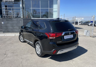 Подержанный автомобиль Mitsubishi Outlander 2021 года (7 фото)