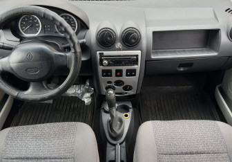 Подержанный автомобиль Renault Logan Sedan 2007 года (10 фото)