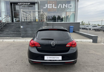 Подержанный автомобиль Opel Astra Hatchback 2012 года (6 фото)