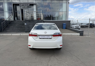 Подержанный автомобиль Toyota Corolla Sedan 2017 года (6 фото)