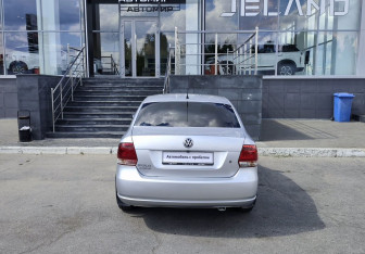 Подержанный автомобиль Volkswagen Polo Sedan 2011 года (6 фото)