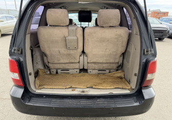 Подержанный автомобиль Kia Carnival 2004 года (17 фото)
