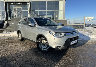 Подержанный автомобиль Mitsubishi Outlander 2012 года (3 фото)