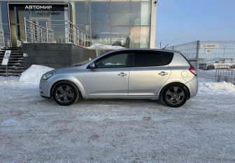 Подержанный автомобиль Kia Ceed Hatchback 2010 года (8 фото)