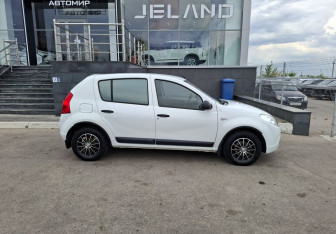 Подержанный автомобиль Renault Sandero 2011 года (4 фото)