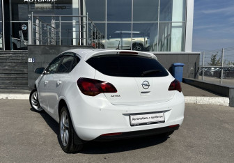 Подержанный автомобиль Opel Astra Hatchback 2011 года (7 фото)