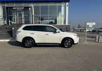 Подержанный автомобиль Mitsubishi Outlander 2014 года (4 фото)