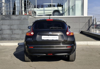 Подержанный автомобиль Nissan Juke 2011 года (6 фото)