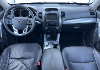 Подержанный автомобиль Kia Sorento 2012 года (10 фото)
