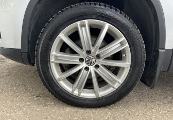Подержанный автомобиль Volkswagen Tiguan 2015 года (14 фото)