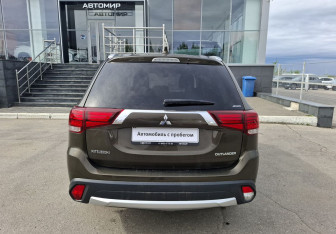 Подержанный автомобиль Mitsubishi Outlander 2018 года (6 фото)