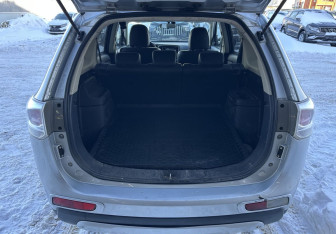 Подержанный автомобиль Mitsubishi Outlander 2012 года (15 фото)