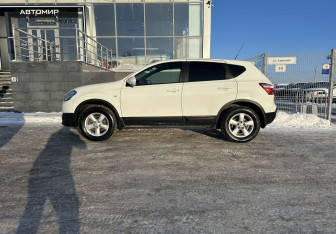 Подержанный автомобиль Nissan Qashqai 2012 года (8 фото)