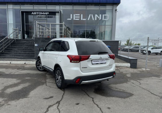 Подержанный автомобиль Mitsubishi Outlander 2015 года (7 фото)