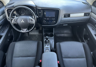 Подержанный автомобиль Mitsubishi Outlander 2014 года (10 фото)