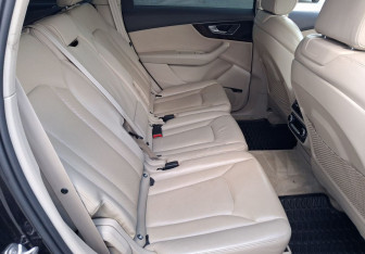 Подержанный автомобиль Audi Q7 2015 года (12 фото)