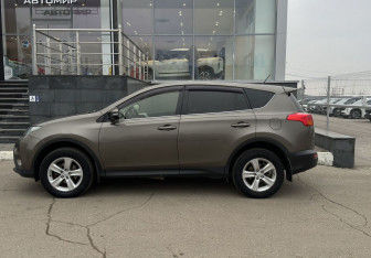 Подержанный автомобиль Toyota RAV4 2013 года (8 фото)