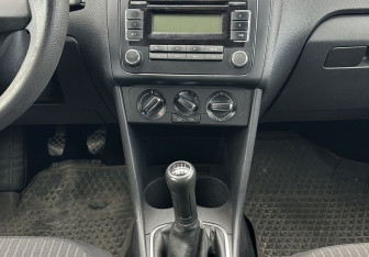 Подержанный автомобиль Volkswagen Polo Sedan 2012 года (11 фото)