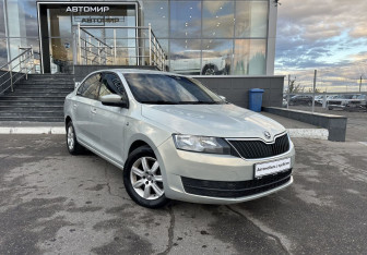 Подержанный автомобиль Skoda Rapid Wagon 2014 года (3 фото)