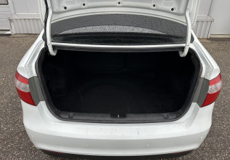 Подержанный автомобиль Kia Rio Sedan 2012 года (13 фото)