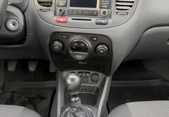 Подержанный автомобиль Kia Rio Hatchback 2011 года (11 фото)