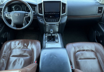 Подержанный автомобиль Toyota Land Cruiser Suv 2016 года (10 фото)