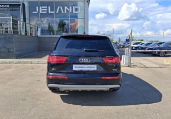 Подержанный автомобиль Audi Q7 2015 года (6 фото)