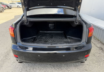 Подержанный автомобиль Lexus IS Sedan 2006 года (13 фото)