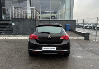 Подержанный автомобиль Opel Astra Hatchback 2013 года (6 фото)