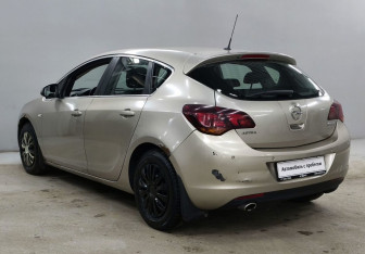 Подержанный автомобиль Opel Astra Hatchback 2011 года (7 фото)