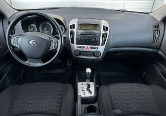 Подержанный автомобиль Kia Ceed Hatchback 2009 года (10 фото)