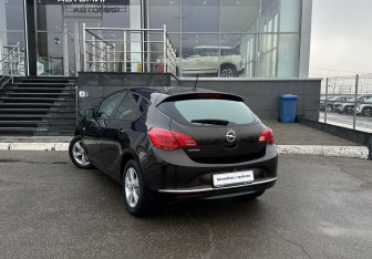 Подержанный автомобиль Opel Astra Hatchback 2013 года (7 фото)